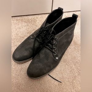 Men’s boots size 9